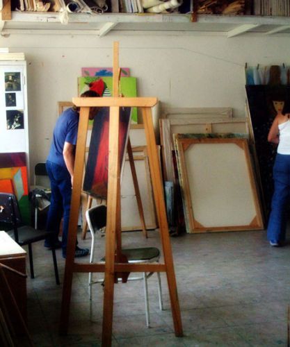 Atelier de peinture avec chevalet et toile