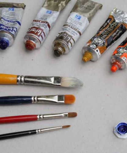 Matériel de peintre avec pinceaux et couleurs