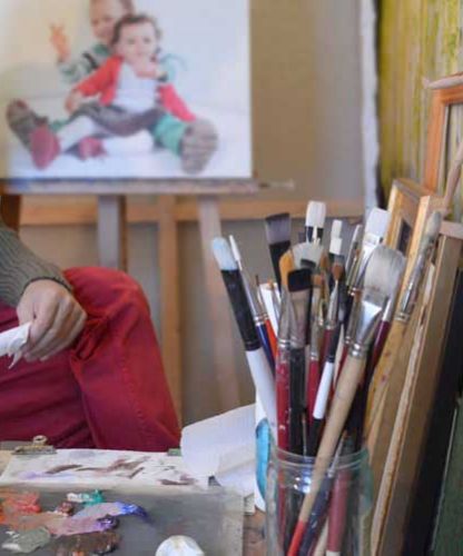 Portraitiste dans son atelier près de Paris