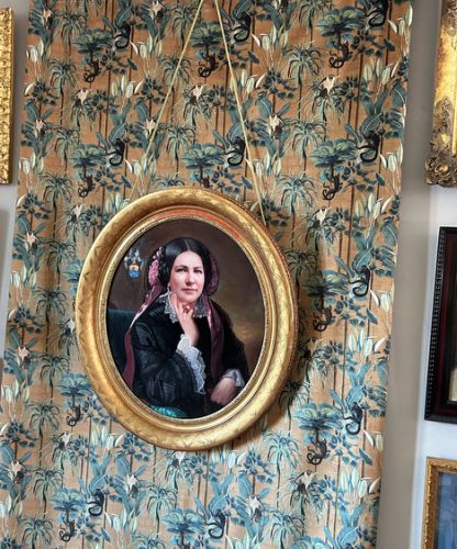 Portrait ovale avec encadrement doré