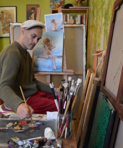 Artiste peintre portraitiste en train de travailler sur une toile