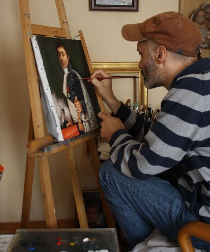 Artiste peintre portraitiste dans son atelier